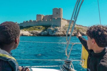 LES COLLEGIENS DU VIEUX PORT HISSENT LES VOILES